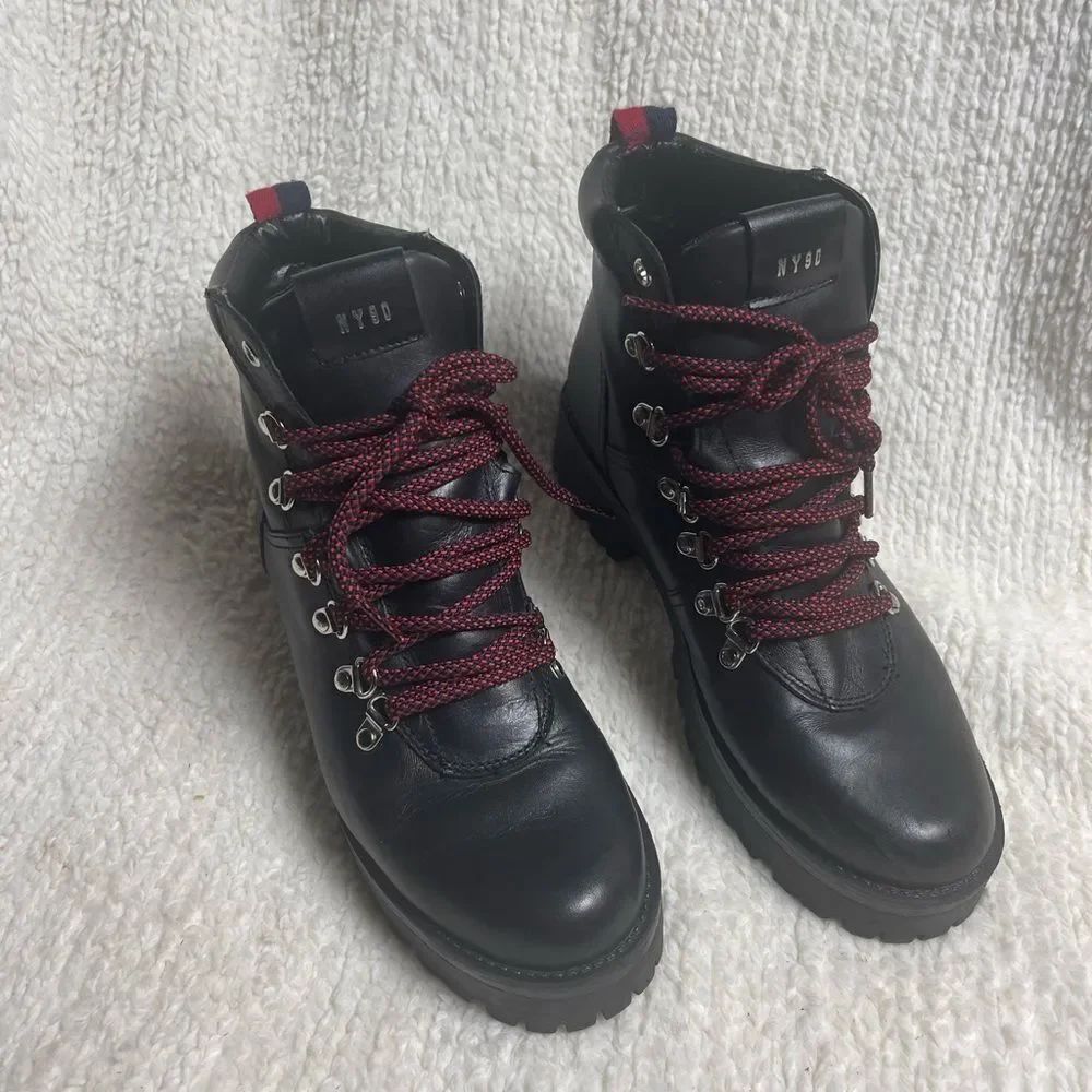 Steve Madden Bam Leather black combat Boots with Red Laces synthetic trim. SZ9M